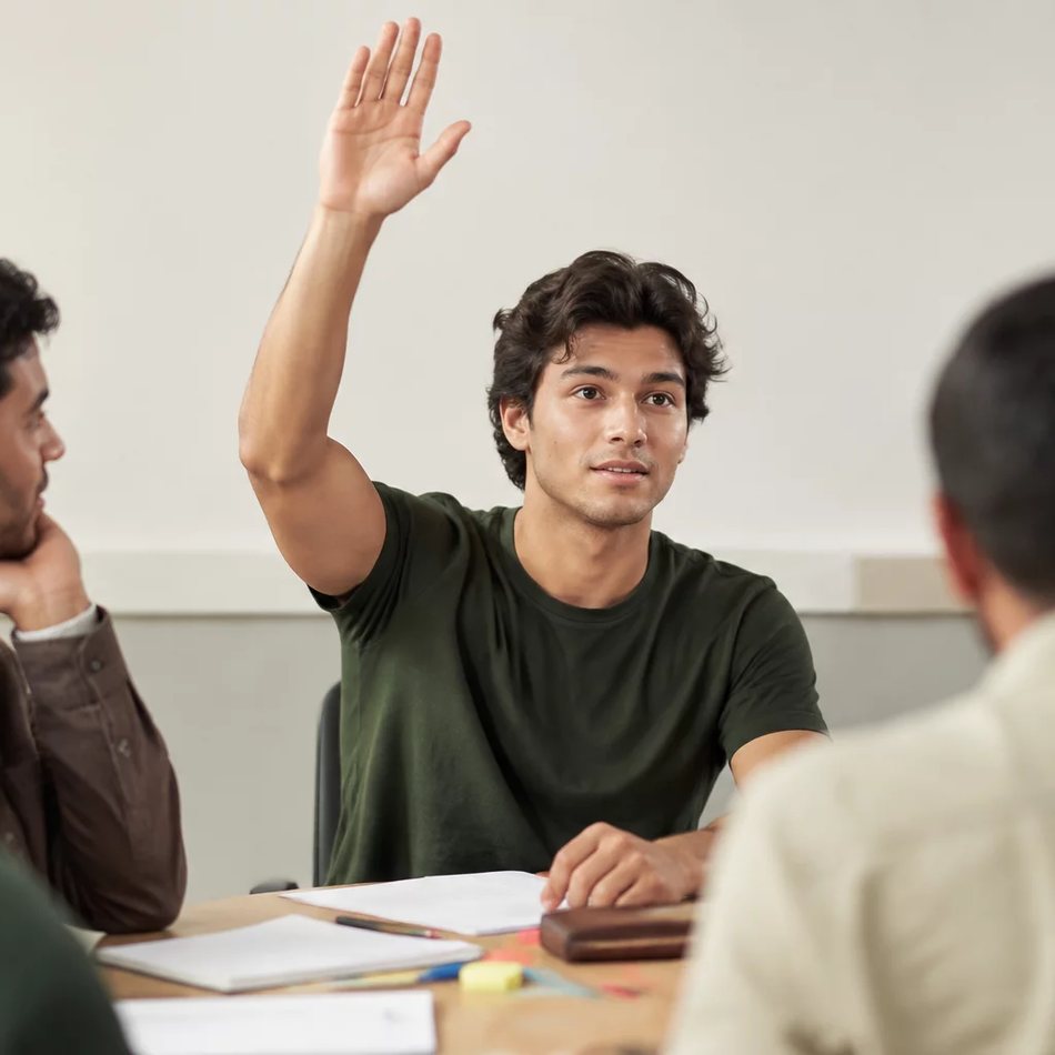 Roda de participantes; um deles repete em voz alta o argumento do colega antes de dar a resposta